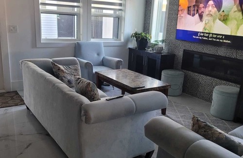 Surrey Newton House | Spacious home for you and your family. 4 bedrooms and 4 bathrooms in the city.