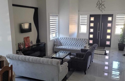 Surrey Newton House | Spacious home for you and your family. 4 bedrooms and 4 bathrooms in the city.