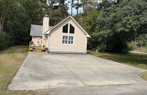 Pawleys Island House | Cute cottage in Pawleys with 2 queen beds and 2 full baths that allow pets!