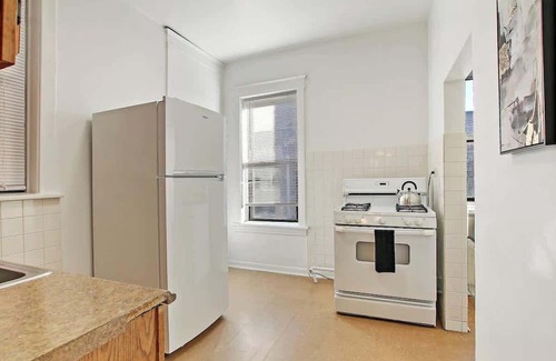 East Albany Park Apartment | Cozy & Inviting 2BR Apartment
