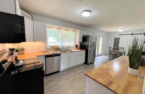 Center Point House | The Hilltop/Luxe Stylish Sunny Upscale