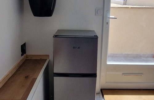 La Fleche Cottage | Riverside Retreat: Cozy 3BR Home, Near Zoo, Stunning Views, Free WiFi, Parking & More!