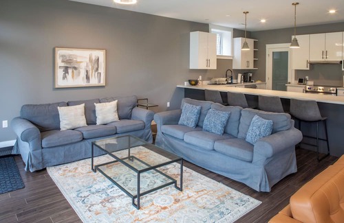 Bedford House | Spacious 6-bedroom bungalow with WiFi, AC in welcoming Bedford