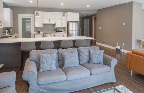 Bedford House | Spacious 6-bedroom bungalow with WiFi, AC in welcoming Bedford