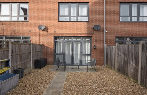Bletchley House | Ashland House - close to Stadium and Shopping Centre