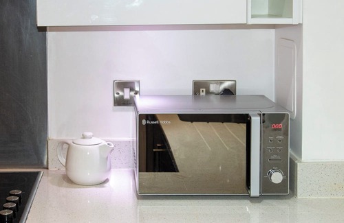 Bromley South Apartment | Stylish 1-Bed Near Canary Wharf with Patio