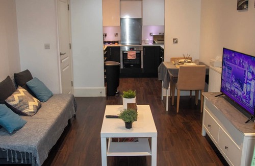 Bromley South Apartment | Stylish 1-Bed Near Canary Wharf with Patio