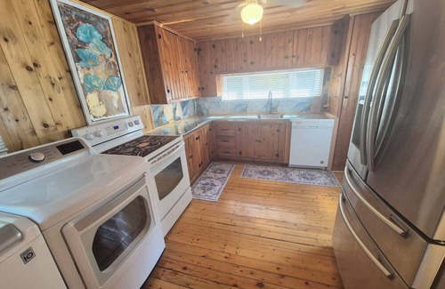 Saint-Gabriel Ski Chalet | Beautiful & Peaceful 4-Bedroom Chalet – 1 Min Walk to Beach & Restaurants!