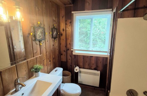 Saint-Gabriel Ski Chalet | Beautiful & Peaceful 4-Bedroom Chalet – 1 Min Walk to Beach & Restaurants!