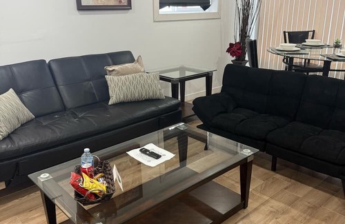 Cochrane House | Cozy 1BRSuite w/KingBed + 2x sofa beds in Cochrane,Alberta
