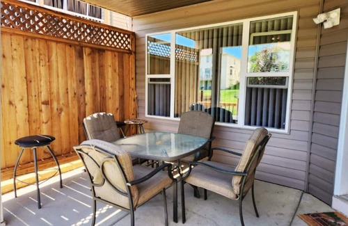 Cochrane House | Cozy 1BRSuite w/KingBed + 2x sofa beds in Cochrane,Alberta
