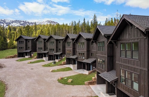 Bozeman Condo | Bridger Basecamp located at Bridger Bowl with direct access to Crosscut!