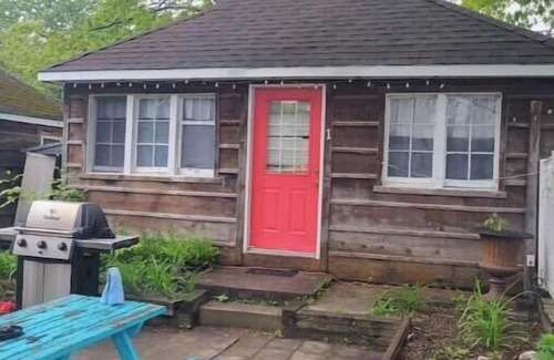Grand Bend Cabin | Cozy Cabin #1, one block to the beach