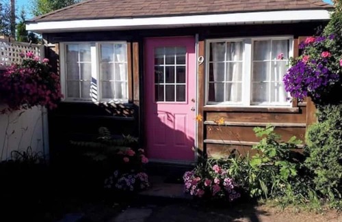 Grand Bend Cabin | Cozy Cabin #9, one block to beach