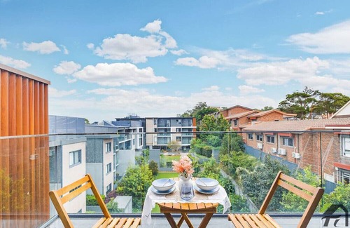 Eastwood Condo | Vivid & Lovely Apartment in Eastwood 2B2B