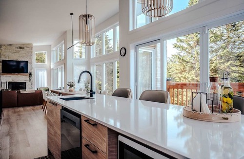 Riviere-Rouge House | Huge Waterfront Modern Cottage on the Rouge River