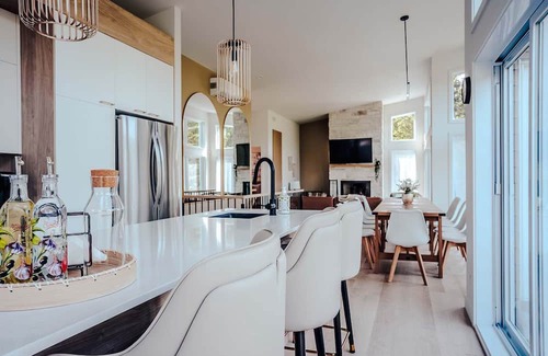 Riviere-Rouge House | Huge Waterfront Modern Cottage on the Rouge River