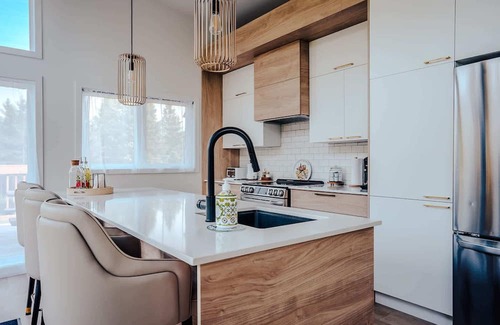 Riviere-Rouge House | Huge Waterfront Modern Cottage on the Rouge River