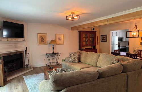 Highlands House | Charming 2-bedroom renovated townhome in Highlands. One mile from Main Street.
