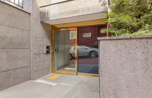 Seogang-dong Villa | Walk to Hongdae | 30min to All of Seoul | Stylish 2BR + Cinema Room