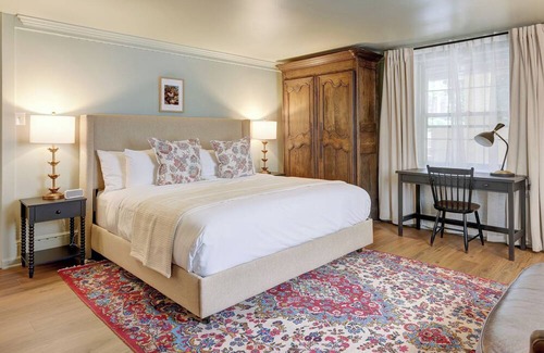 North Downtown Hotel | Downtown Charlottesville King Room The 200 South St Boutique Stay