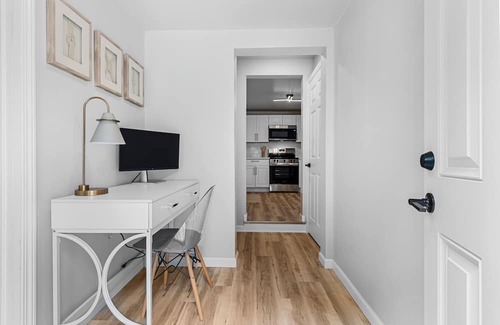 Green Bay House | Gatsby Hideaway: Boutique stay less than a mile to Lambeau Field