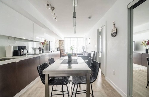 Wellington Place House | Amazing 2BR Suite - Heart of Toronto - Free Parking