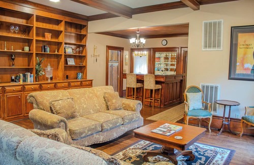 Clinton Cottage | The Violet Cottage - Downtown Clinton