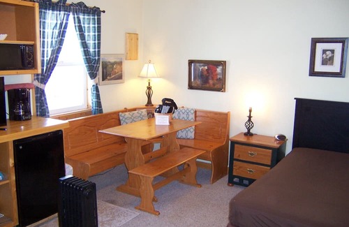 Otto RV Rental | Cozy Campground Cabin Cottage with WiFi and AC in charming Greybull