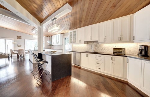 Sheridan Villa | Joyful Mansion with Charm Indoor