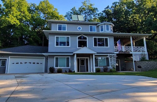 Decorah Apartment | Cozy Riverview Retreat