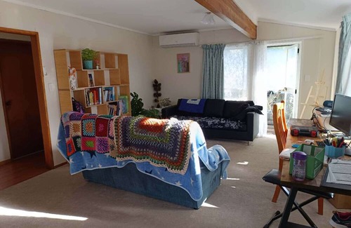Glenfield House | Cosy and Budget room in a vintage house located at Northshore, Auckland