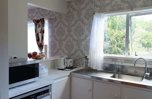 Glenfield House | Cosy and Budget room in a vintage house located at Northshore, Auckland