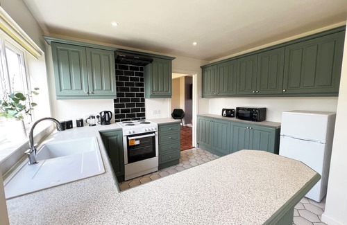 Yeovil House | Modern 3-Bed Home in Yeovil with Free Private Parking Wi-Fi & Garden