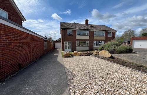 Yeovil House | Modern 3-Bed Home in Yeovil with Free Private Parking Wi-Fi & Garden