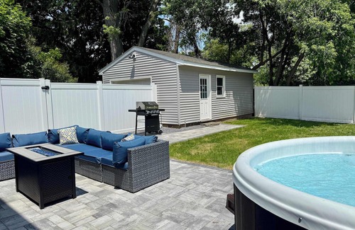 Western Gardens House | Jefferson & Grounds 3BR Steps from HWS + Hot Tub