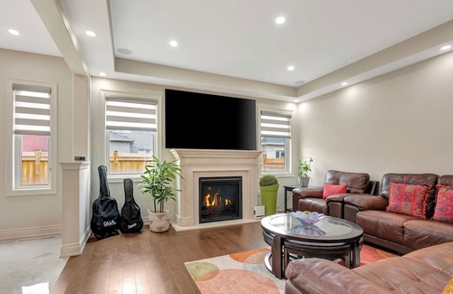 Stouffville House | Luxurious Master guest suite w/office space in Stouffville, Canada