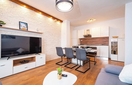 Novigrad Villa | Marin Estate – 2 Villas, Pool, Jacuzzi & Game Room