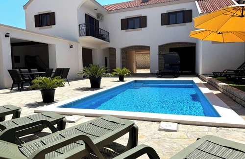 Novigrad Villa | Marin Estate – 2 Villas, Pool, Jacuzzi & Game Room