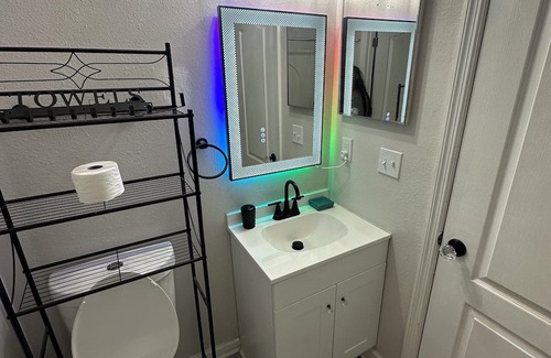 Westside House | Cozy room in brilliant Jacksonville with WiFi, AC