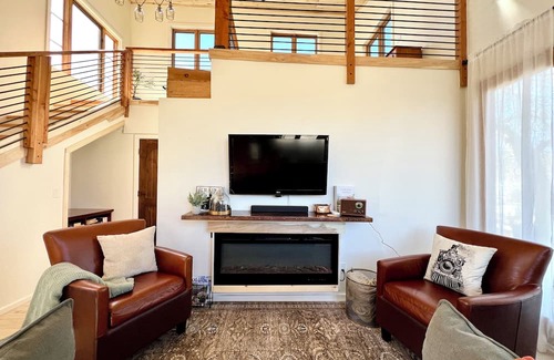 Paonia House | Modern Spacious Cosy Retreat in Downtown Paonia with Views