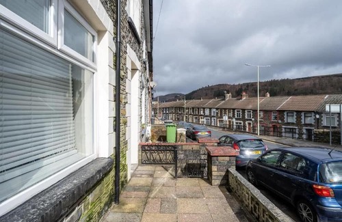 Abercynon House | 4 Bedrooms Sizeable for Contractors /Families
