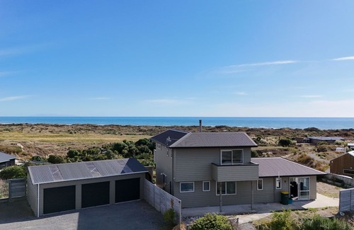 Waikawa Beach House | Seamless Serenity : Modern House in Nature's Lap