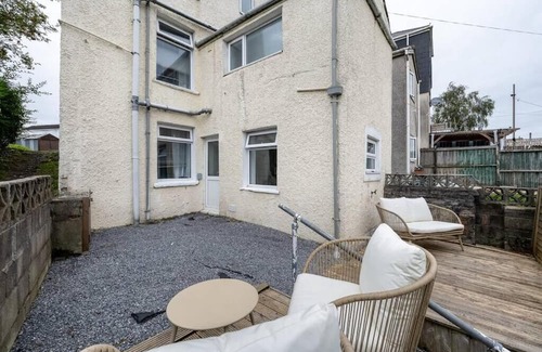 Cwmbrwla House | 3 Storey House, 2 Bathrooms, Smart Tv's all rooms!