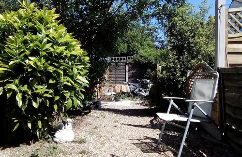 Leigh-on-Sea Apartment | 1 Bed Garden Flat in the Heart of Leigh, Sleeps 3.