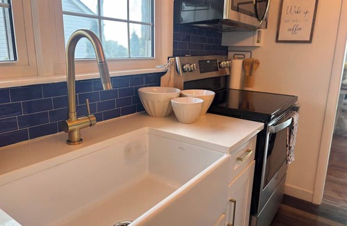Leamington Cottage | Hidden Gem on the shores of Lake Erie! Only 5 Minutes from Point Pelee Park.