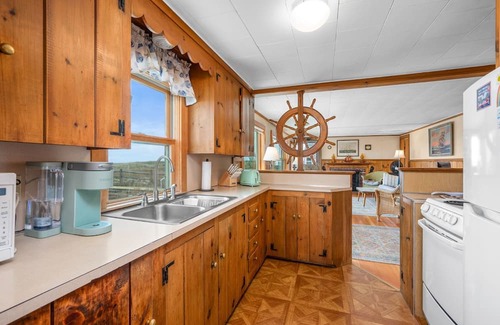 Sagamore Beach Cottage | Dog-friendly oceanfront 3-Bedroom Cottage with AC and Stunning Views