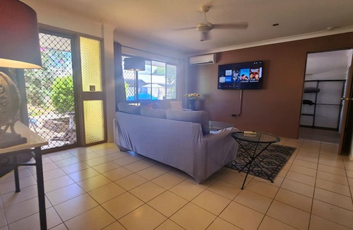 Manunda House | Chill out space close to town.