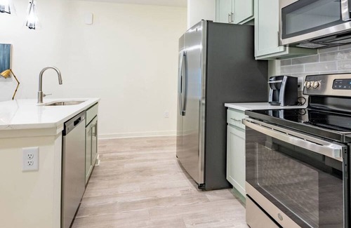 Wilmington Apartment | Barsala l Brand-new fully furnished 3BD with access to fast Wi-Fi and gym