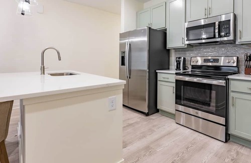 Wilmington Apartment | Barsala l Brand-new fully furnished 3BD with access to fast Wi-Fi and gym